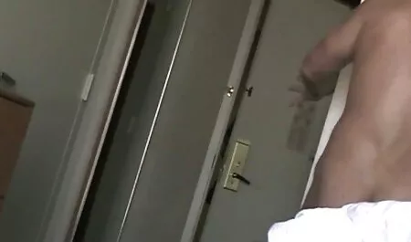 szadista lányok jó szórakozást uralja a rabszolga szex és pornó filmek az asztal alatt.