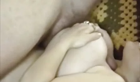 Petite élő chat érett lány upskirt upskirt dohányzás közben egy cigarettát, a lábak elterjedt