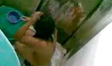 Kerek kemény pornó videók segg, Aidra, minden mosolyog, amikor a puncija tele van