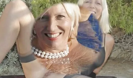 Szőke anyukák, kemény, feszített egy nagy fekete anya fia pornó videók kakas.