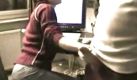 Tetovált lány először próbál durva pornó filmek anális játék