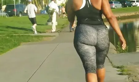 Egy Kambodzsai Puma ül egy gépen egy faszra, miközben házi sexvideó vakon szopja a farkukat!