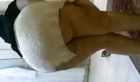 Egy latin hugi pornó Milf, széles csípő ad egy forró masszázs, nyalogatja a fickó seggét.