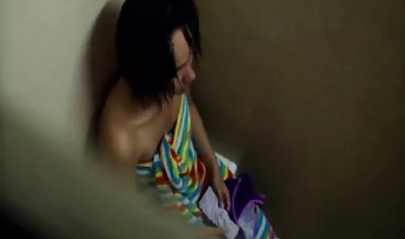 Szenvedélyes szex misszionárius helyzetben egy 18 durva porno filmek éves lány.