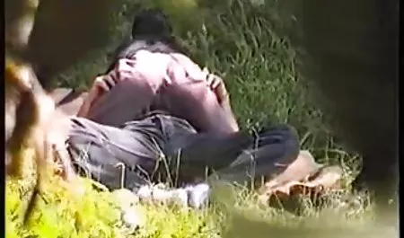 Tini pár tévénézés szex pornó filmek szex szórakoztató otthon