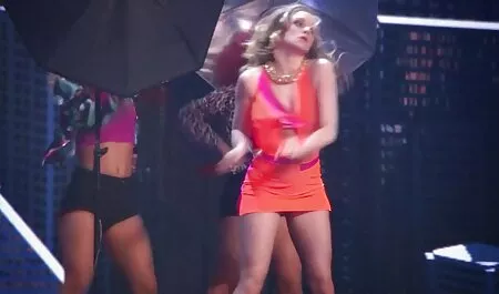 Ginger Bush szar egy nagy kakas szinkronos porno filmek a szájába, majd egy szőrös punci!