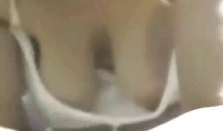 Blupilman idős barátai élvezik szexszes videók a fiatalok társaságát