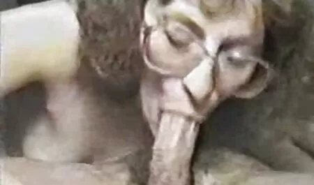 Szexi Spriccelős a eroszakos porno videok piros fehérnemű