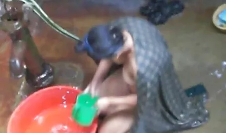 Egy legjobb porno video kanos Srí Lanka-i lány szexel egy lótuszfürdőben egy idegennel.