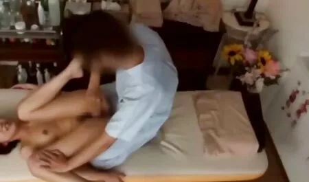 Egy sex és porno filmek fekete lány hátulról összetöri a barátját egy otthoni videóban.