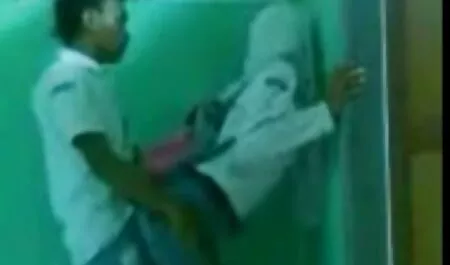 Otaku horny babe szeret dugni a szex pornó videó seggét az ujjaival.